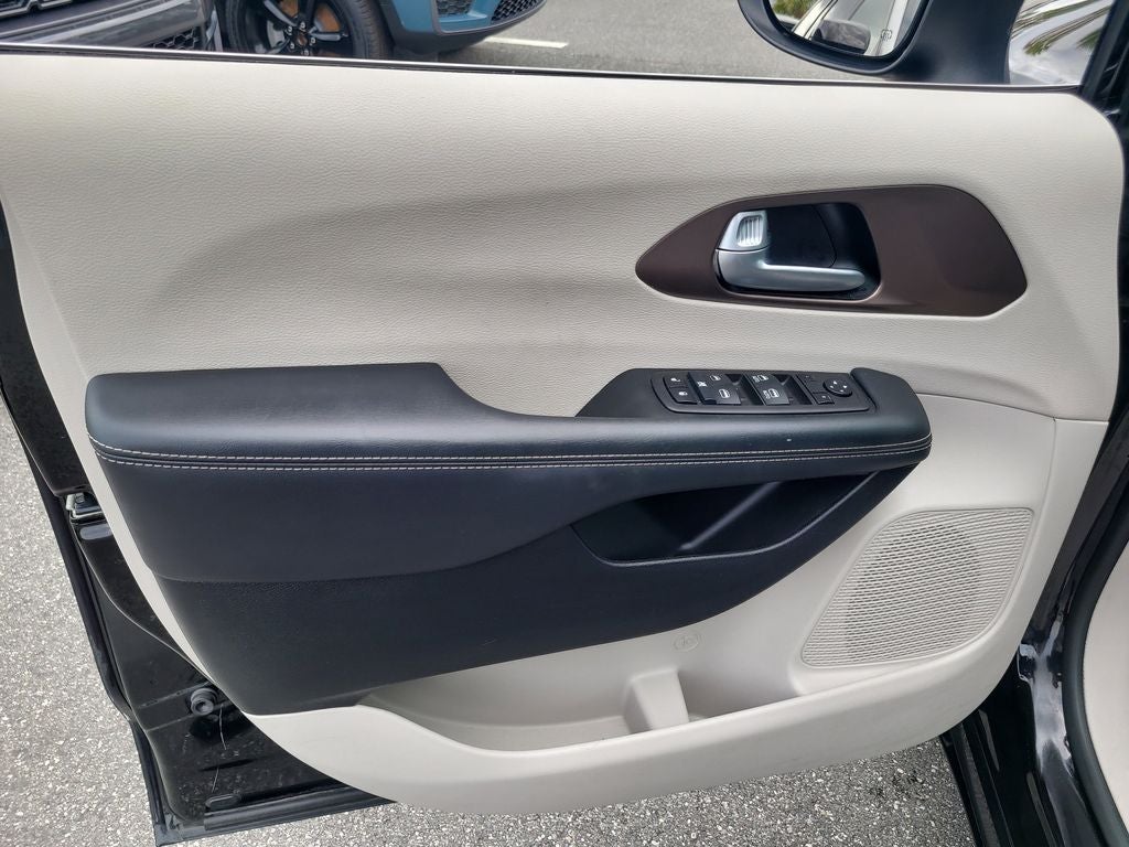 2024 Chrysler Voyager LX