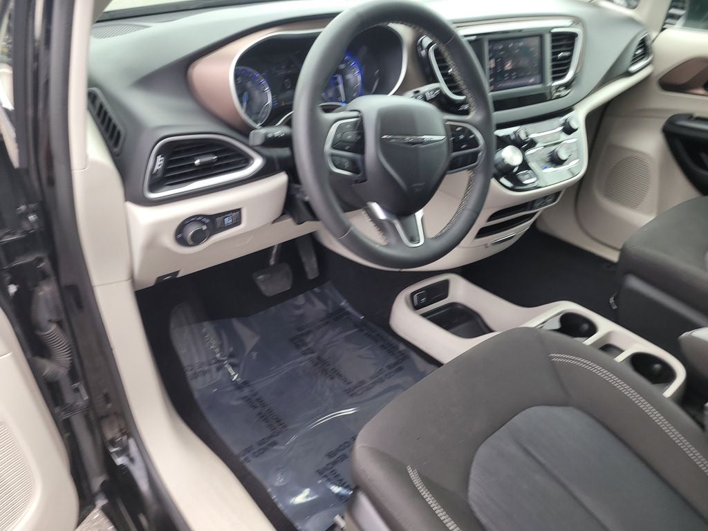 2024 Chrysler Voyager LX