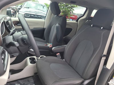 2024 Chrysler Voyager LX