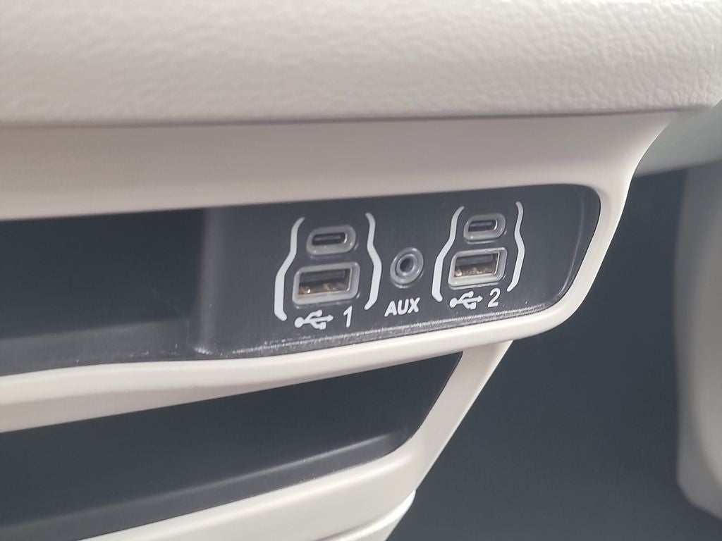2024 Chrysler Voyager LX