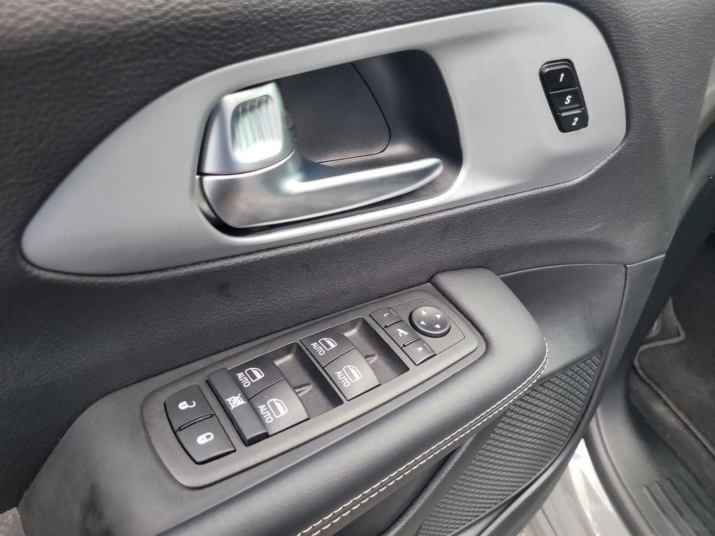 2025 Chrysler Pacifica Hybrid Select