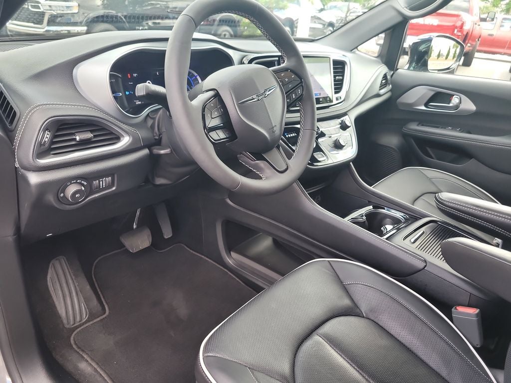 2025 Chrysler Pacifica Hybrid Select